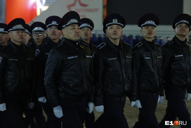Среди шествующих заметили монгольскую полицию | Источник: Владислав Лоншаков / E1.RU