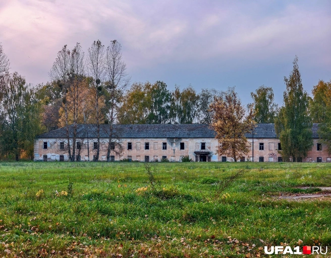 Здание казарм теперь заброшено | Источник: Булат Салихов / UFA1.RU