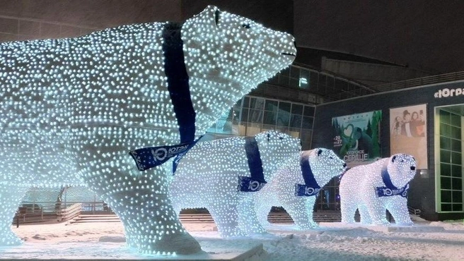 Семейство белых мишек возле «Югра-Классик» городу подарил «ЮТЭК-РС» в прошлом году. Теперь их появление перед праздником стало традицией | Источник: «Типичный Ханты-Мансийск» / T.me