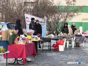 В разных частях города — настоящие стихийные цветочные рынки | Источник: Алёна Кашпарова / «ИрСити»