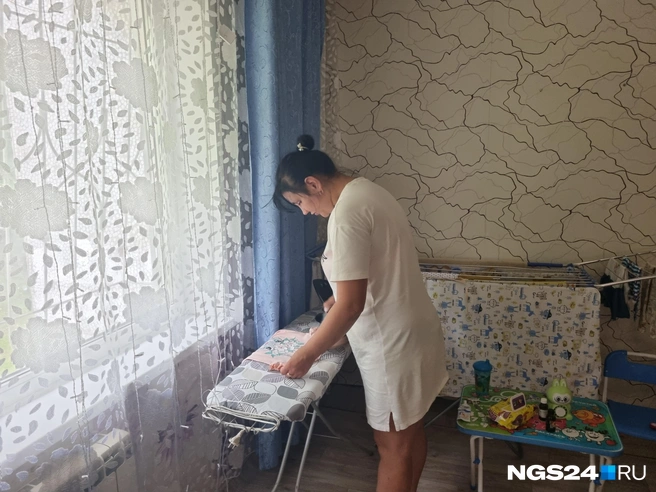 Ирина стоит на учете и регулярно отмечается в наркологии, а домой с проверкой к ним периодически приходит опека | Источник: Светлана Чернушевич / NGS24.RU