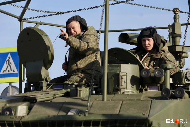 Военные приветливо машут екатеринбуржцам | Источник: Соня Радостина