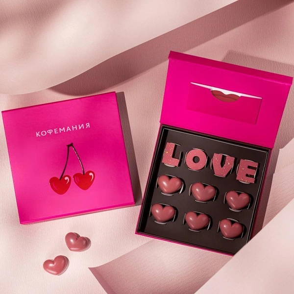 Подарочный набор конфет от «Кофемании»Для тех, кто хочет 14 февраля порадовать любимых, шеф-кондитер «Кофемании» Елена Железнякова приготовила подарочный набор конфет ручной работы. В него вошли шесть конфет в виде сердец: «Амарена» с вишневым ганашем и цельной вишней, и четыре шоколадные буквы, образующие надпись LOVE. Конфеты упакованы в стильную розовую коробку и дополнены фирменной открыткой.