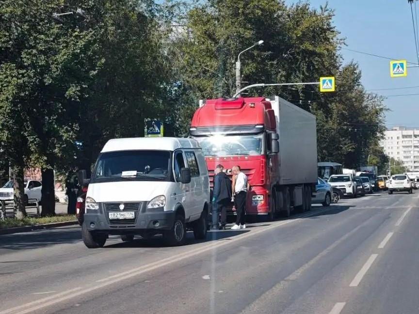 Челябинка погибла под колесами фуры на пешеходном переходе у набережной Смолино