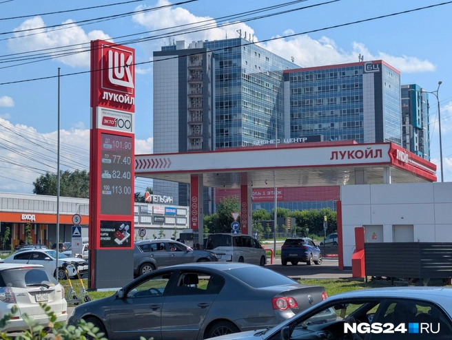 Возле заправки скопилась небольшая пробка | Источник: NGS24.RU