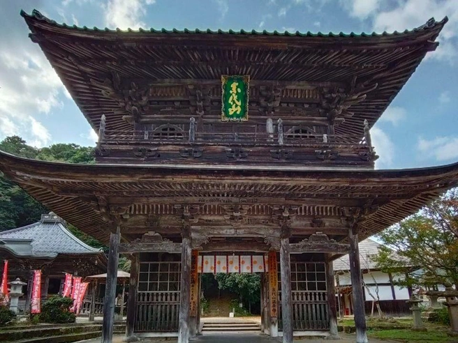 В онсенный храм (на фото — его ворота в курортной деревне) заходят, чтобы очистить душу перед тем, как мыть тело. Впрочем, уточнила Полина, в этот конкретный онсен пускали даже татуированных иностранок | Источник: Полина Захарова