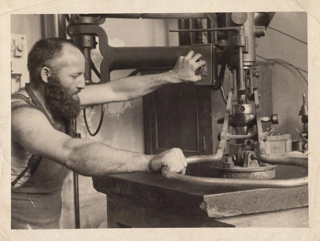 Работа в мастерской, 1930-е | Источник: предоставлено Ростаном Тавасиевым