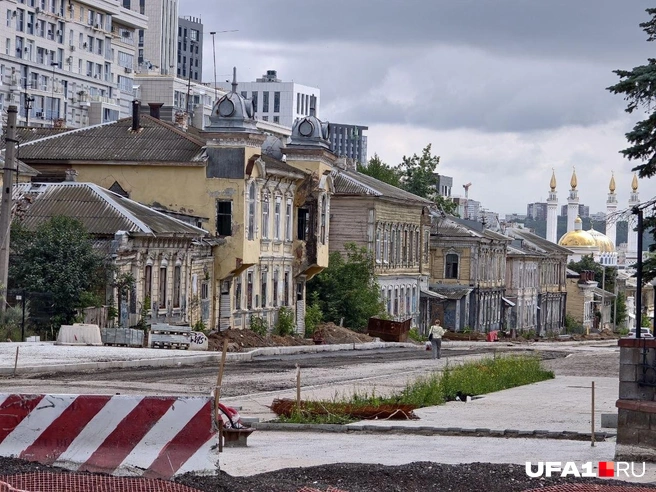 Движемся вдоль свежеуложенного тротуара | Источник: Булат Салихов / UFA1.RU