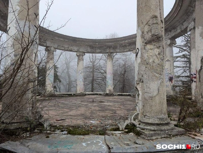 Зал с колоннами не щадит время | Источник: Оксана Витязь / SOCHI1.RU