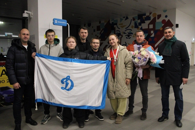 Таисия — третья справа. Она выступает за челябинскую региональную организацию Общества «Динамо» | Источник: Минспорта Челябинской области