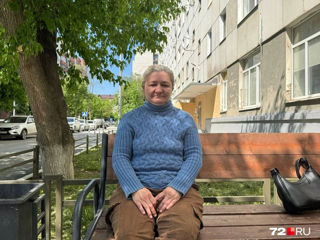 Пока Василий на работе, Назира ждет его на лавочке. У нее нет телефона: случайно утопила | Источник: Анастасия Малышкина / 72.RU
