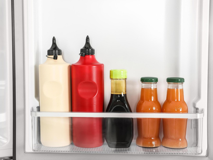 Сразу на помойку: какие продукты нельзя хранить в дверце холодильника