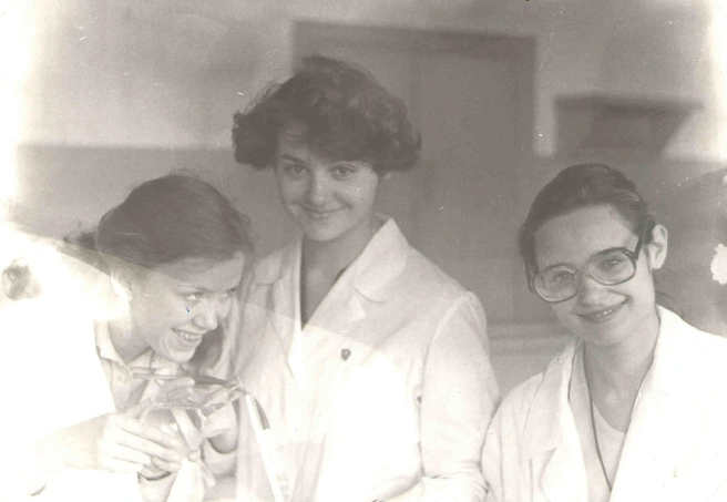Елена Егорова (справа) перешла учиться в подшефную мединституту школу, чтобы стать врачом. В ее семье до этого не было ни одного медработника | Источник: Елена Егорова