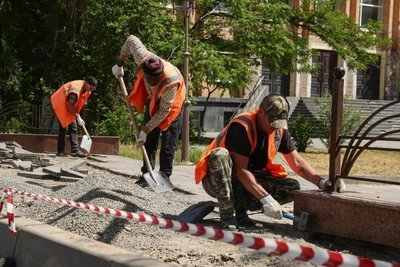 В Астрахани завершают ремонт тротуаров на Пугачева