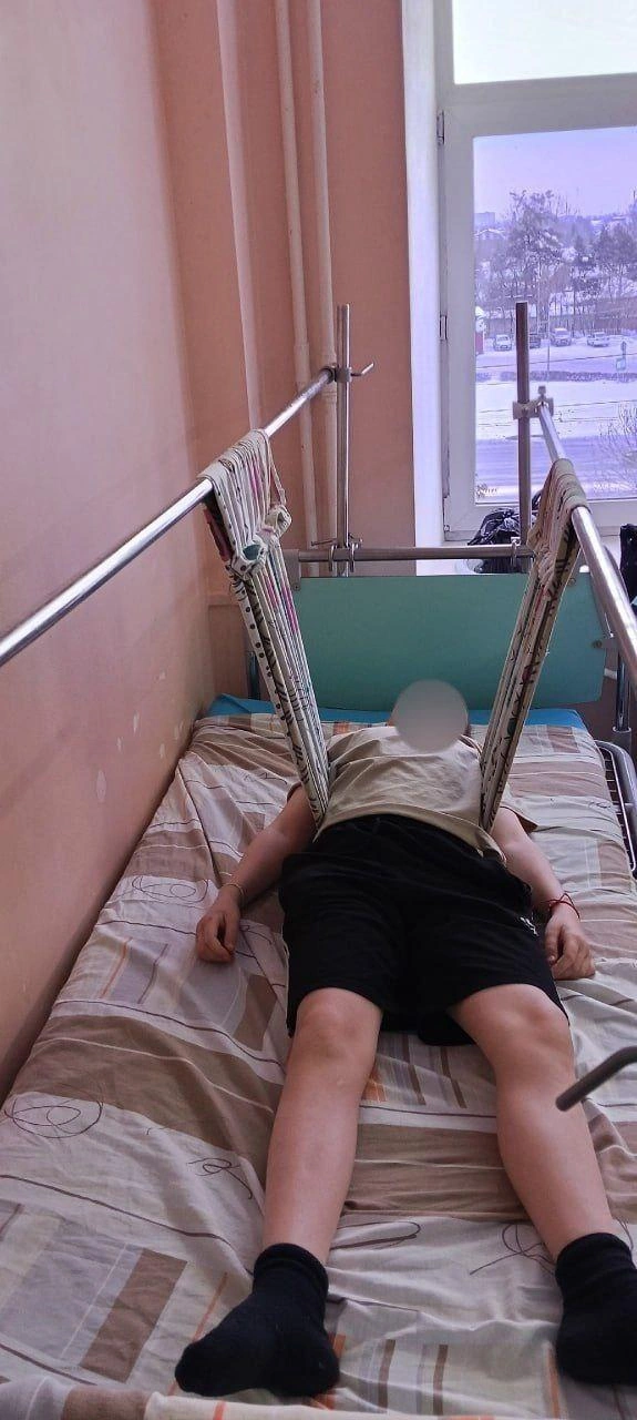 Сейчас мальчик лежит в больнице | Источник: ЭСТАФЕТА ДОБРОТЫ&nbsp;— Благотворительный Фонд / Vk.com