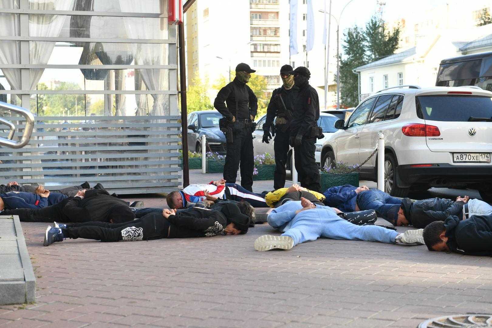 Силовики в центре Екатеринбурга задержали массово криминальных авторитетов  на сходке. Главные кадры спецоперации - 11 августа 2021 - Е1.ру