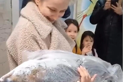 Муж подарил жене рыбу вместо цветов при выписке