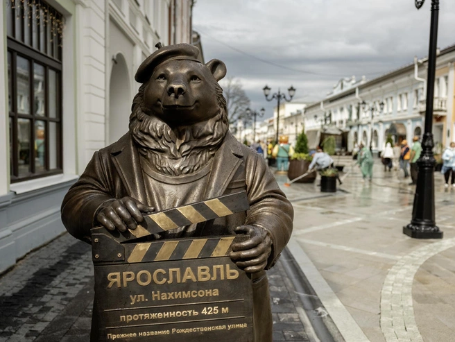 В начале улицы гостей встречает медведь с кинохлопушкой, изображенной в виде человеческих рук. | Источник: Александр Куренной / 76.RU