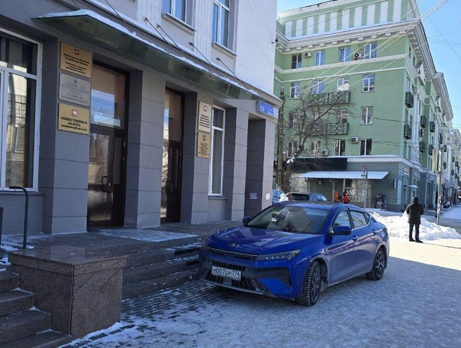 Шпионский номер на редкой в России машине&nbsp;— «Москвиче-6» (почти эксклюзив). Стоит на тротуаре проспекта Ленина у входа в административное здание, где в числе прочего располагается Общественная палата. С такими парковочными навыками в другую палату бы… | Источник: читатель 74.RU