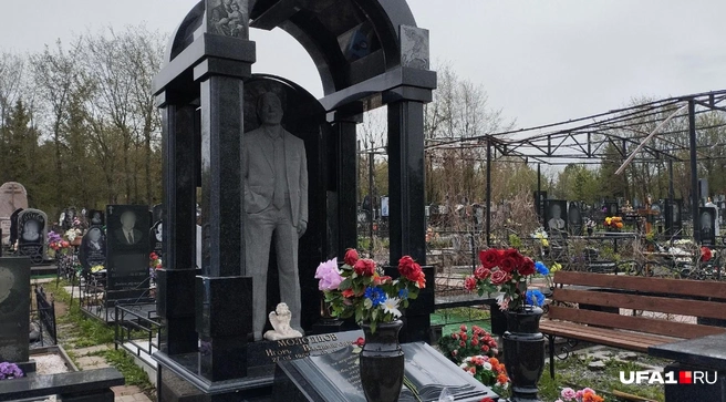 Памятник Егора Уфимского выделяется даже на элитном кладбище | Источник: Антон Селиверстов / UFA1.RU