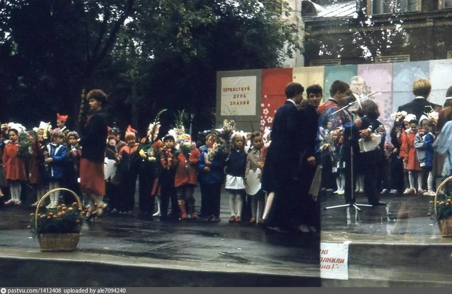 Это празднование Дня знаний в 1987 году на сцене летнего театра | Источник: Наталья Черная (Горячева) / pastvu.com