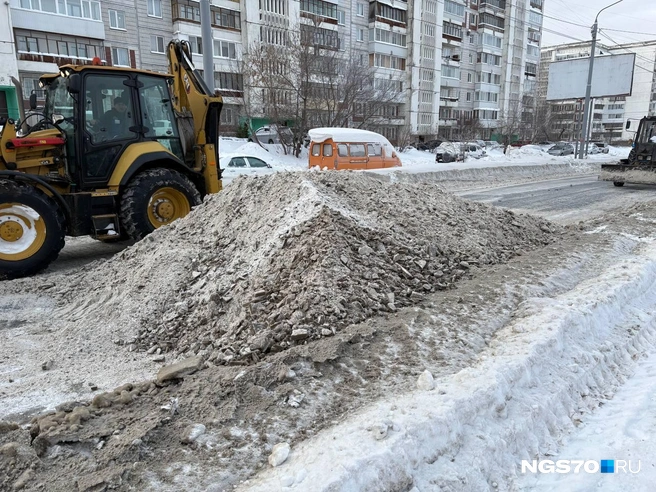 Гора счищенного льда  | Источник: Мария Лобанова / NGS70.RU 