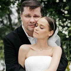 Торт в виде сердца и клубничное платье: жена Гарика Харламова Екатерина Ковальчук отпраздновала день рождения