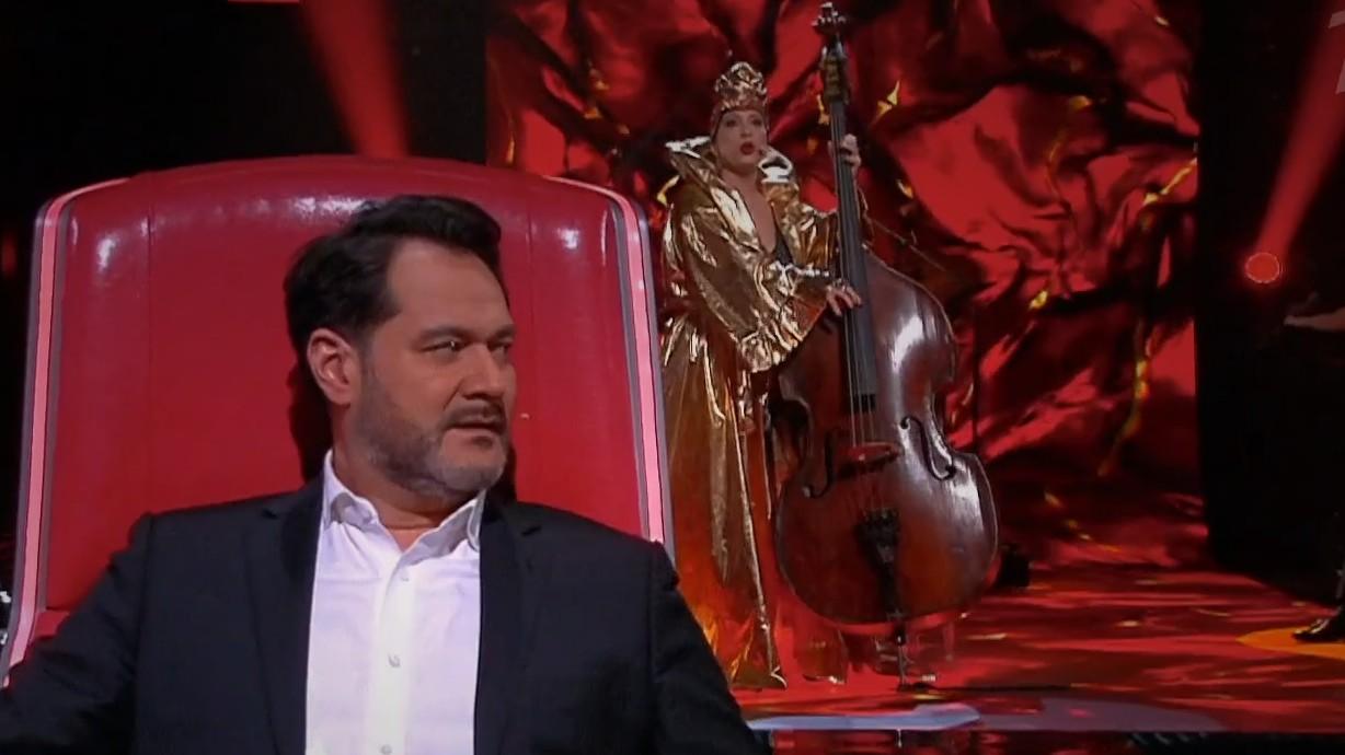 Как тут не обернуться? В шоу «Голос» многодетная мама сбацала на контрабасе и назвала Абдразакова крашем