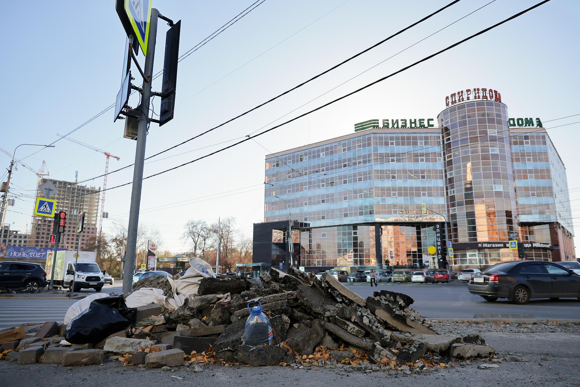 Разворотили перекресток. В центре Челябинска три месяца ремонтировали пешеходные переходы, но сдела…