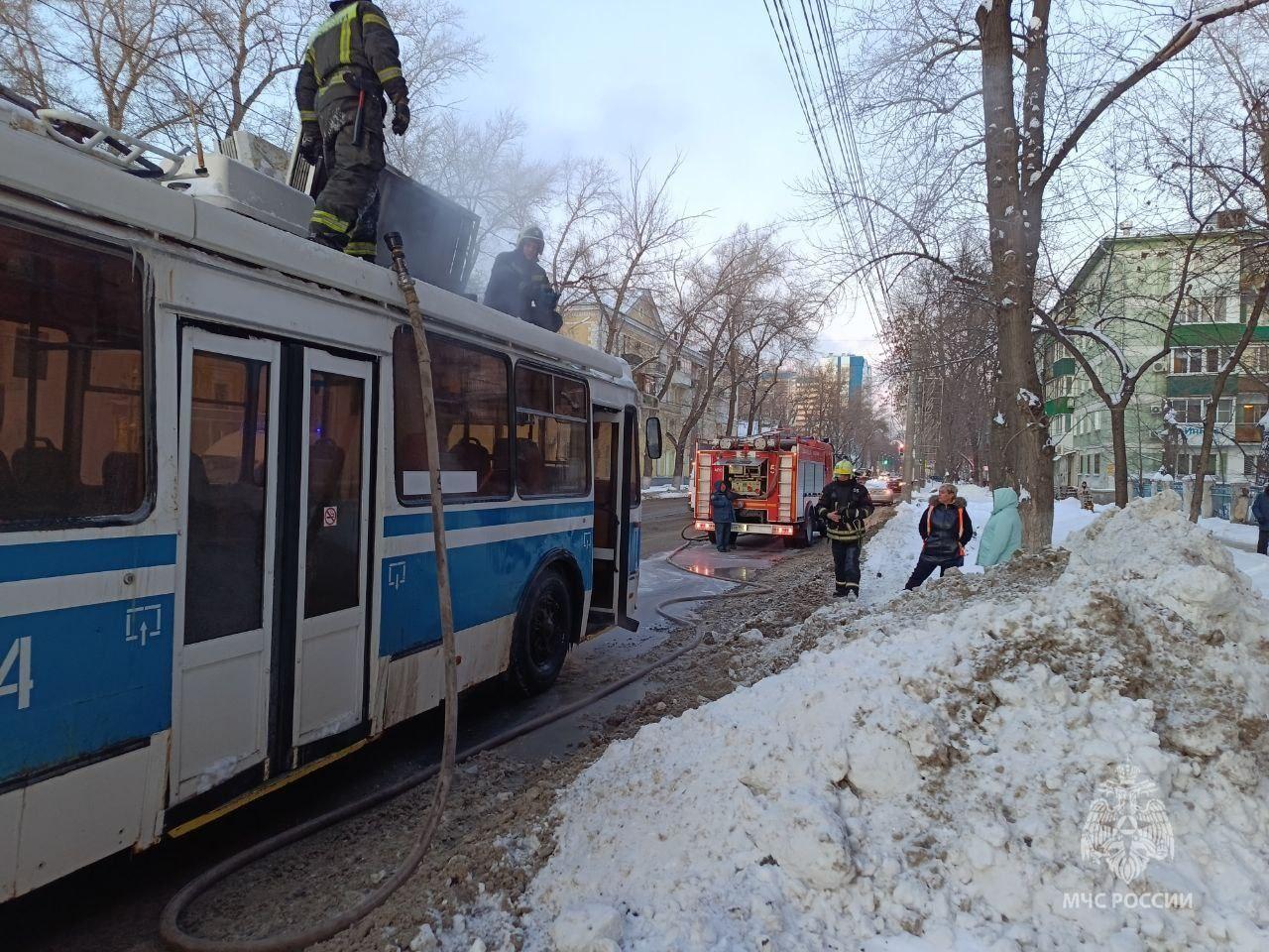 В Самаре пожарные оседлали горящий троллейбус