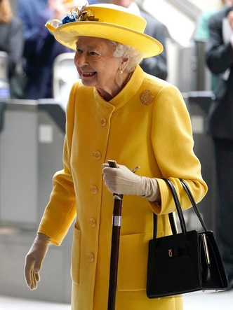 Королева стиля: самые странные «модные причуды» Елизаветы II, за которые ее полюбил весь мир