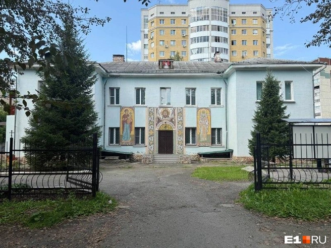 В храме уютный дворик с пушистыми елями | Источник: Дарья Саморукова / E1.RU