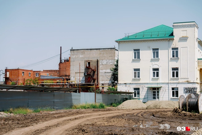 На месте завода хотели возвести ЖК еще в 2019 году, но тогда власти заявили, что этого никогда не будет  | Источник: Дарья Паращенко / 93.RU