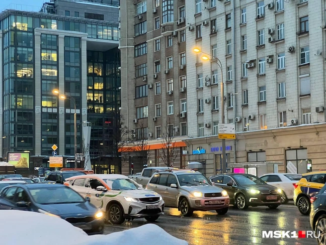 Пробка недалеко от метро «Павелецкая» | Источник: Елена Халматова / MSK1.RU