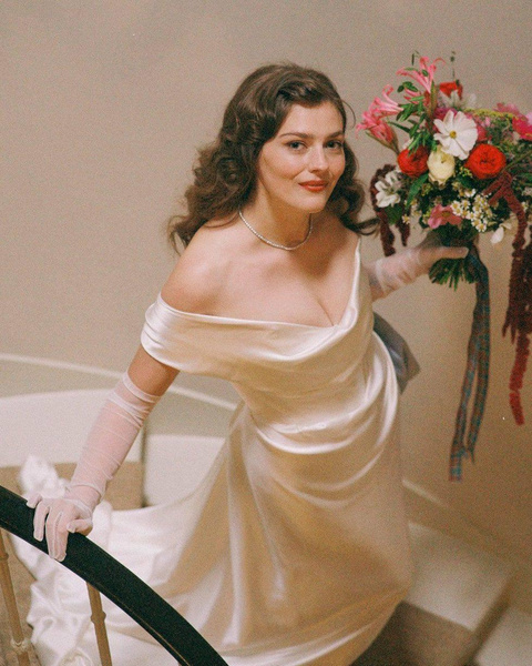 Маникюр с инициалами и платье Вивьен Вествуд: Эмбер Андерсон и Коннор Суинделлс сыграли одну из самых красивых свадеб этого года