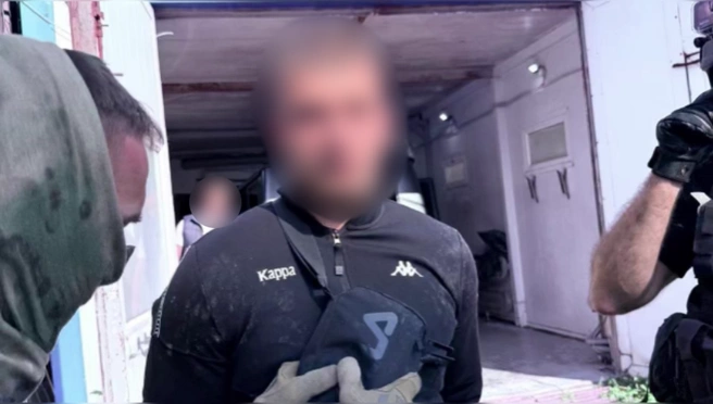 Видео: подозреваемого в дерзком разбое на 11 млн в Петербурге уложили лицом в землю. Рассказываем, что он успел купить | Источник: ГУ МВД РФ по Санкт-Петербургу и Ленобласти