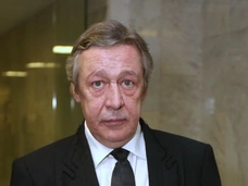 Михаил Ефремов сменил камеру и познакомился с новыми соседями