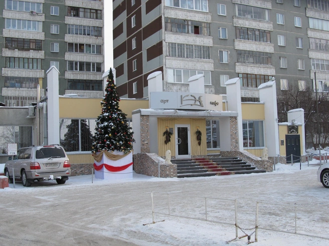 Арт-кафе «Кэф» в 2013 году. Справа&nbsp;— вход в «Подвал» | Источник: EKATERINBURG XXI / Vk.com