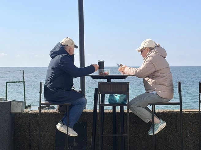 Наслаждение клубникой с видом на морской пейзаж | Источник: Анна Грицевич / SOCHI1.RU