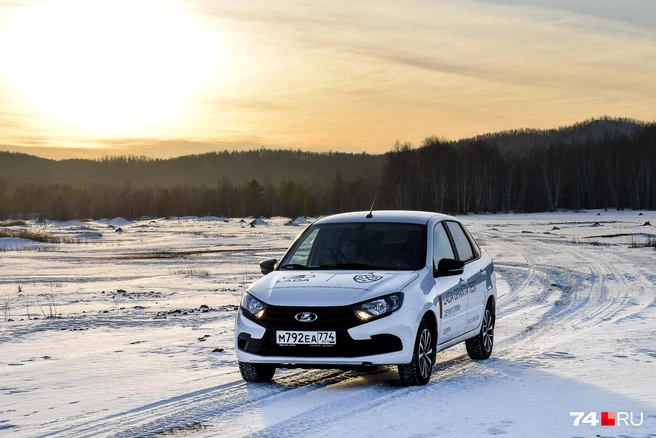 Этой зимой мы тестировали посткризисную версию Lada Granta: в чем-то она стала лучше первых версий, но часть проблем по-прежнему с ней. И в 2025 году она кажется уже достаточно архаичной | Источник: Артем Краснов / 74.RU
