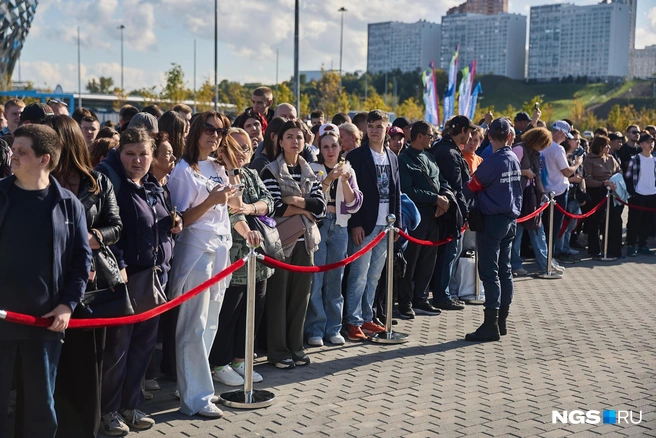 Новосибирцы в ожидании открытия станции  | Источник: Александр Ощепков / NGS.RU