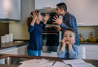 «Трехлетний сын разряжает атмосферу, чтобы мы с мужем не ссорились. Хочется плакать»