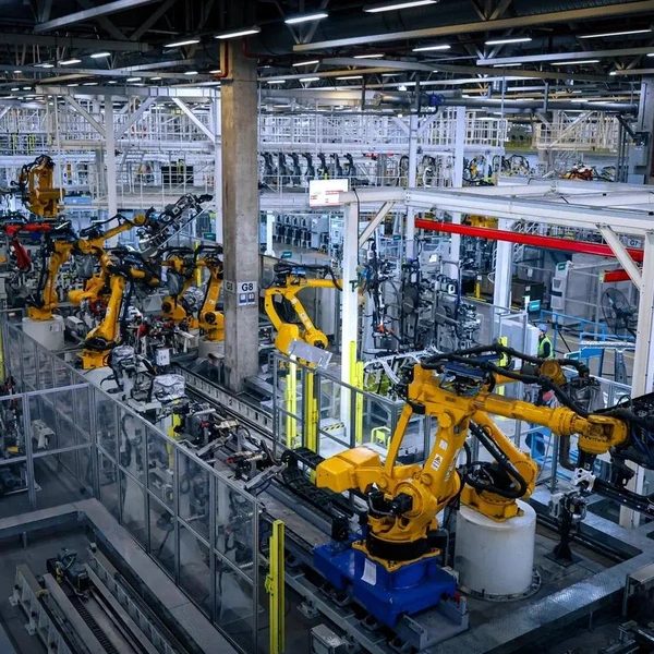 В цеху сварки установлено 120 промышленных роботов. | Источник: АГР