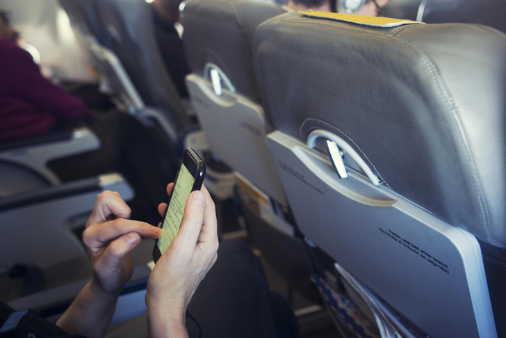 Зачем в самолетах просят выключать электронные приборы?