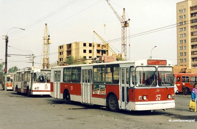 Май 1992-го. На площади у ж/д вокзала выстроились троллейбусы. Пройдет 18 лет, и они исчезнут с улиц Тюмени навсегда | Источник: Тюмень до нашей эры / Vk.com