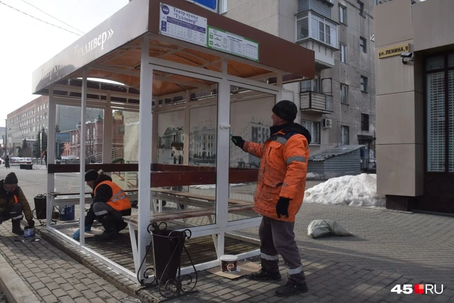 Муниципальные службы и подрядные организации приводили остановки в порядок после зимы | Источник: Город Курган / max.ru
