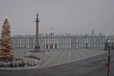 Дворцовая площадь в Петербурге опустела