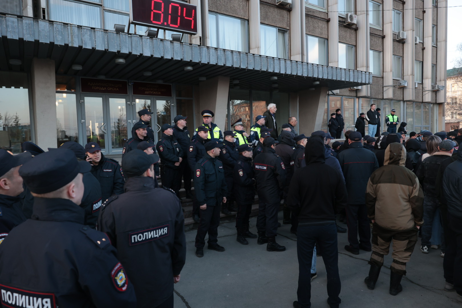 Жители затопленного Орска вышли на центральную площадь города с протестом -  8 апреля 2024 - 74.ру