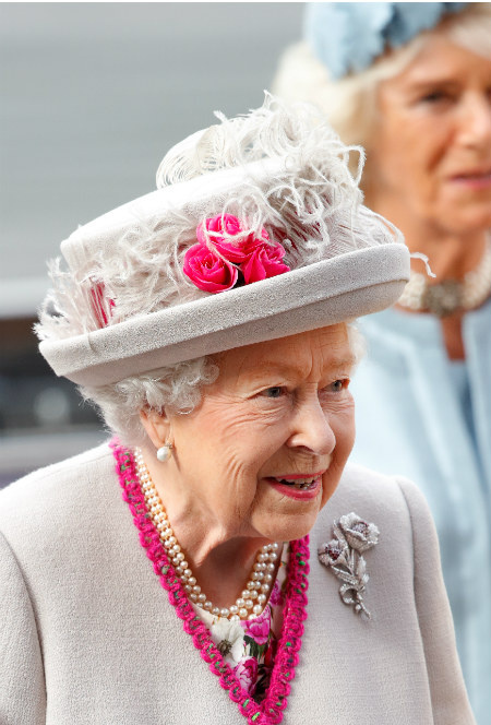 Фото №3 - Неожиданная причина, почему Королева всегда появляется в шляпе