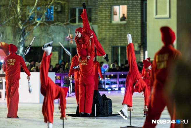 Да, на льду были настоящие циркачи, на которых, как видно, любовались даже из окон | Источник: Мария Ленц / NGS24.RU